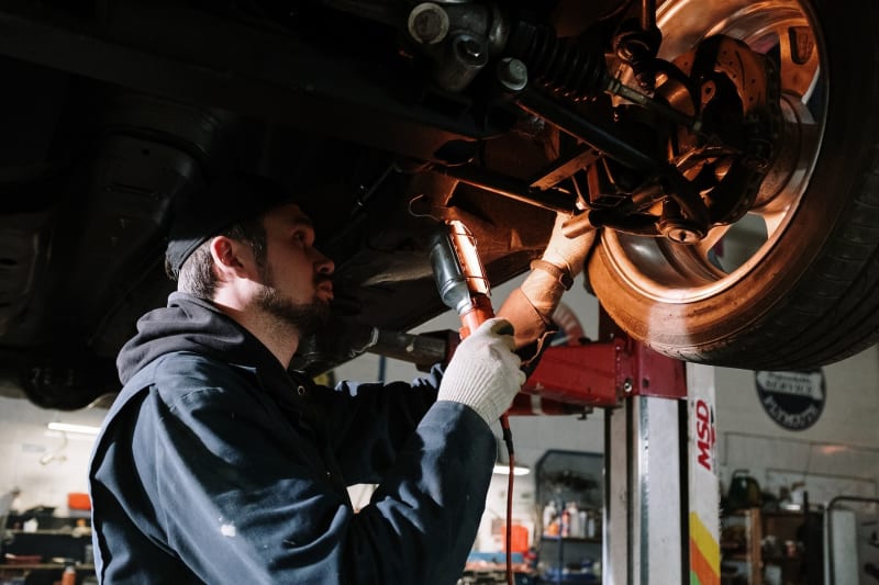 Mechanik, blacharz i lakiernik samochodowy - jak wygląda praca w tych zawodach?