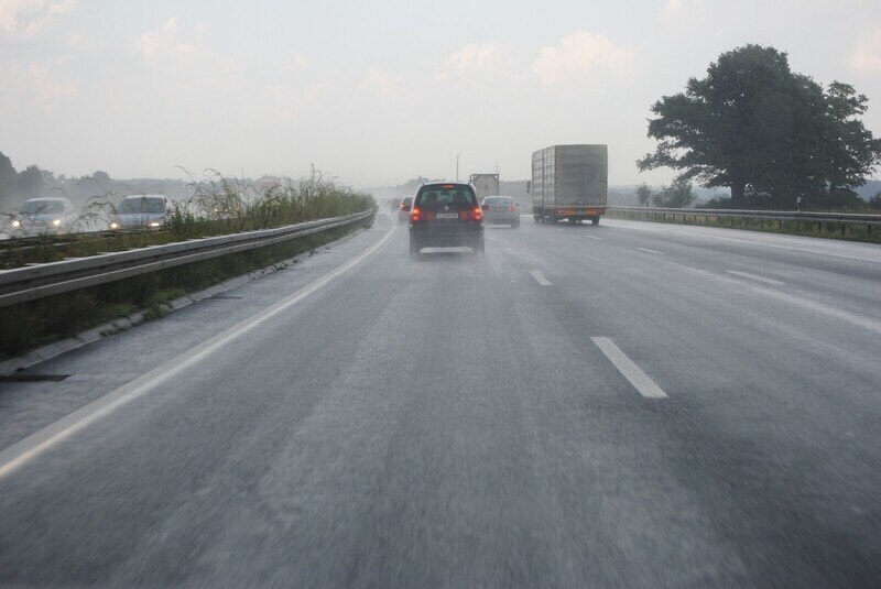Aquaplaning - czym jest? Definicja pojęcia