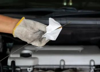 Jak prawidłowo wymienić olej silnikowy 10W-40?