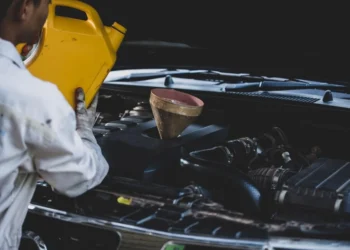Płukanki do silnika – co dają i kiedy można je zastosować?