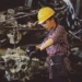 Sprzęty, które ułatwią pracę mechanika na co dzień. Co warto wybrać?