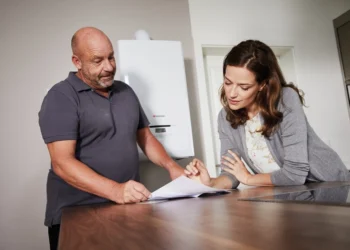Instalator Saunier Duval rozmawiający z kobietą o konieczności płukania instalacji CO