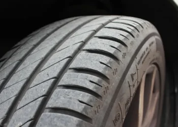 Jak zadbać o samochód: środki do konserwacji podwozia i czernidła do plastiku